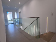 Hasberg Metallbau GmbH: Ganzglasgeländer für den Innenbereich | Bergisch Gladbach + Overath + Köln + Leverkusen